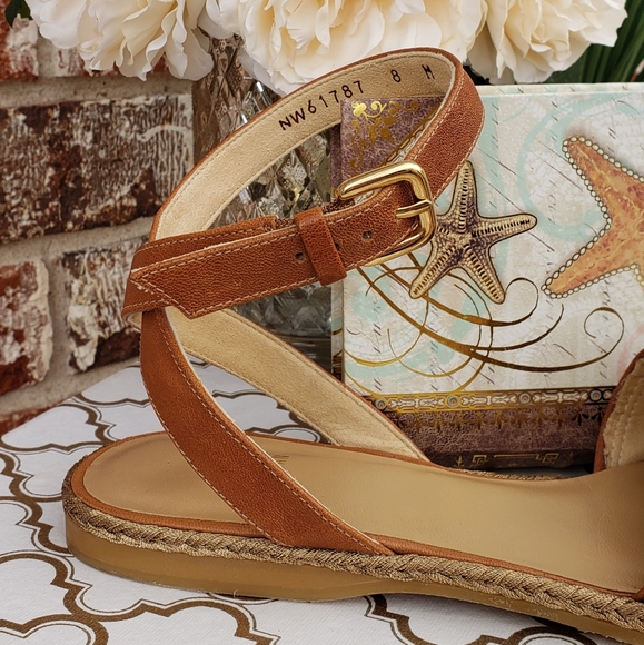 Stuart Weitzman Roman Mail Tri Gold Flat Ankle Strap Sandal Size 8 - Picture 3 of 10